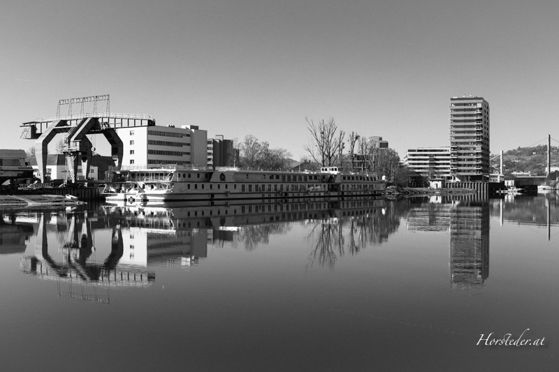 Spiegelungen im Linzer hafen.