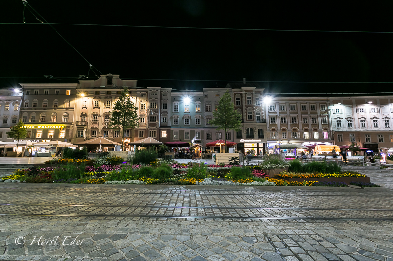 Ich bin in Linz am Hauptplatz mal am Abend unterwegs…